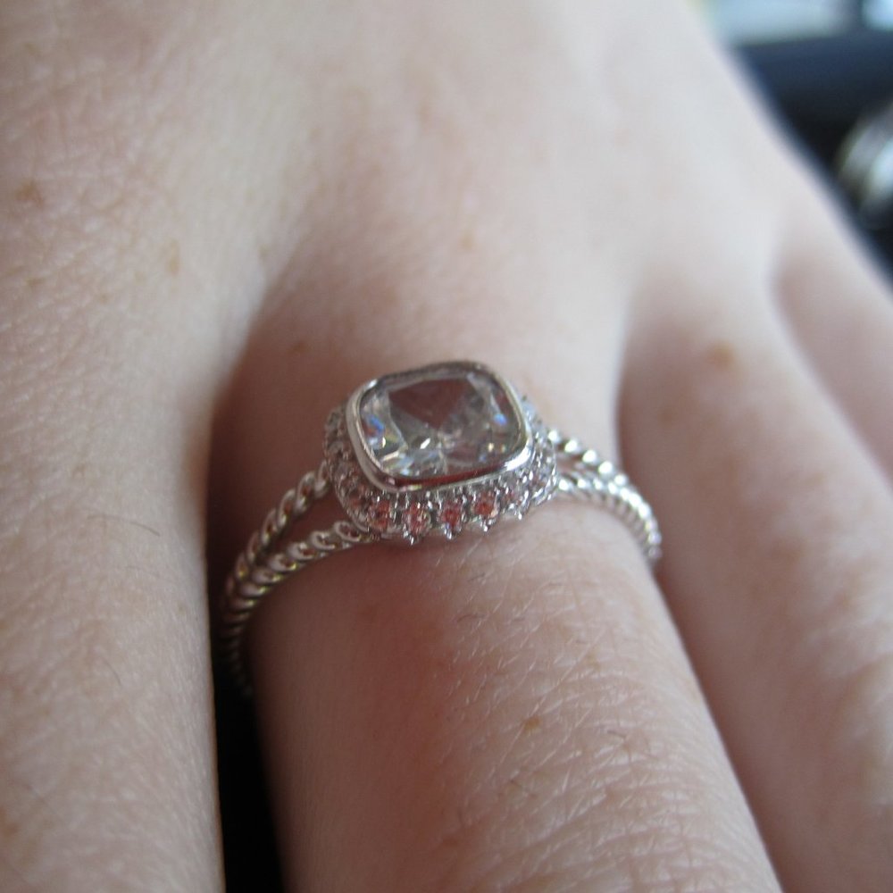 Beautiful classic Ring - Picture 2 of 4
